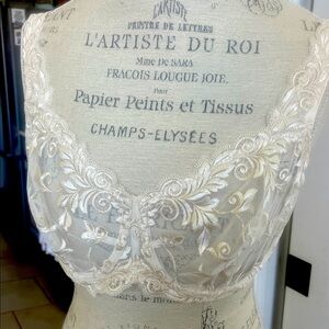 EUC Soma creamw/gold specs shear lace floral bra size 40 C